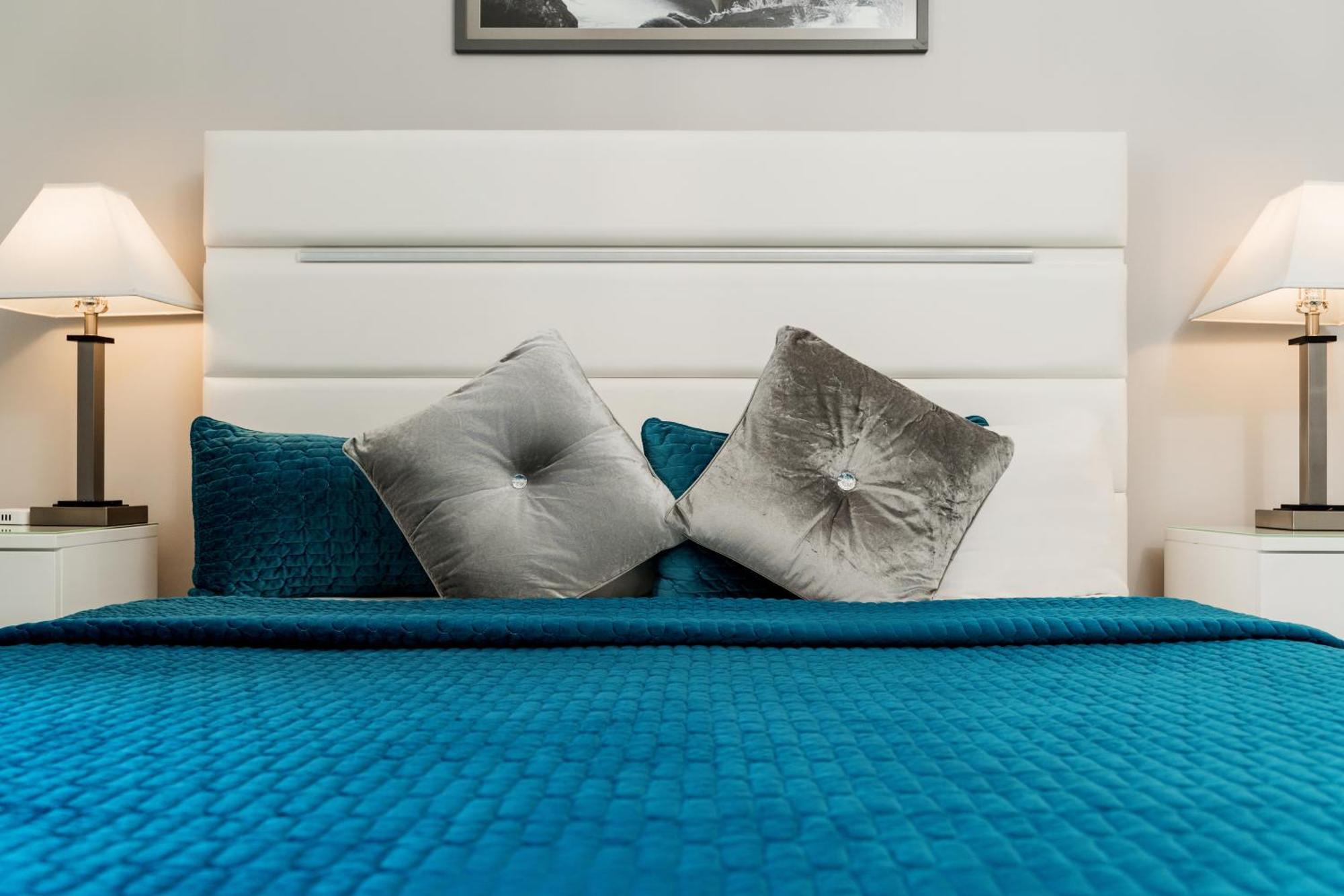 Suite met Kingsize Bed en Uitzicht op de Stad
