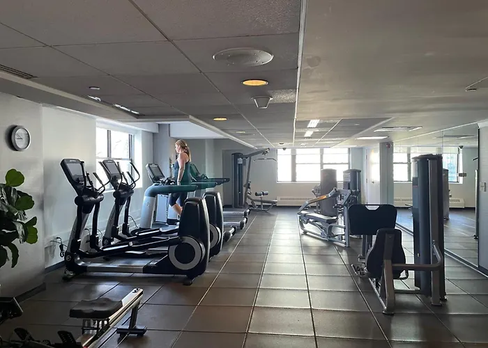 Hotels with tennis Warwick Allerton Chicago